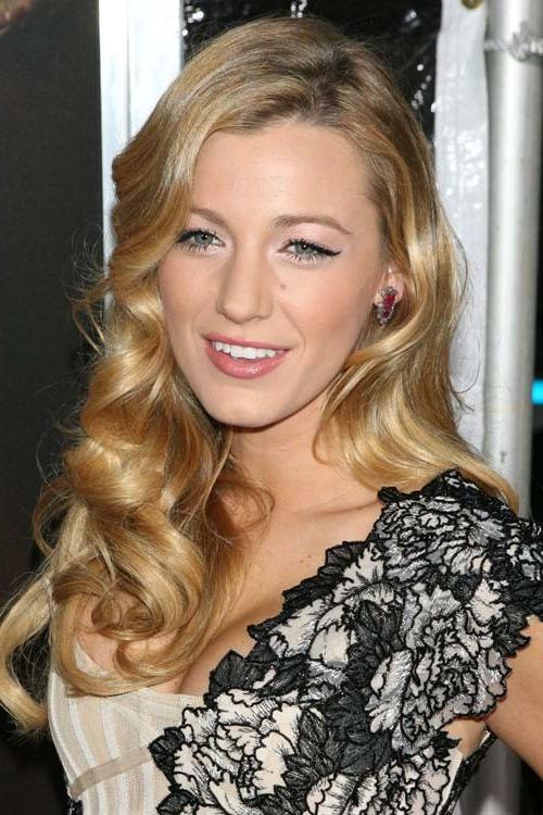 15P Blake Lively caught showing her soft cleavage