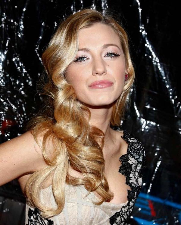 15P Blake Lively caught showing her soft cleavage