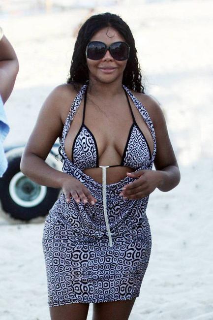 15P Lil Kim huge big boobs and round fat ass
