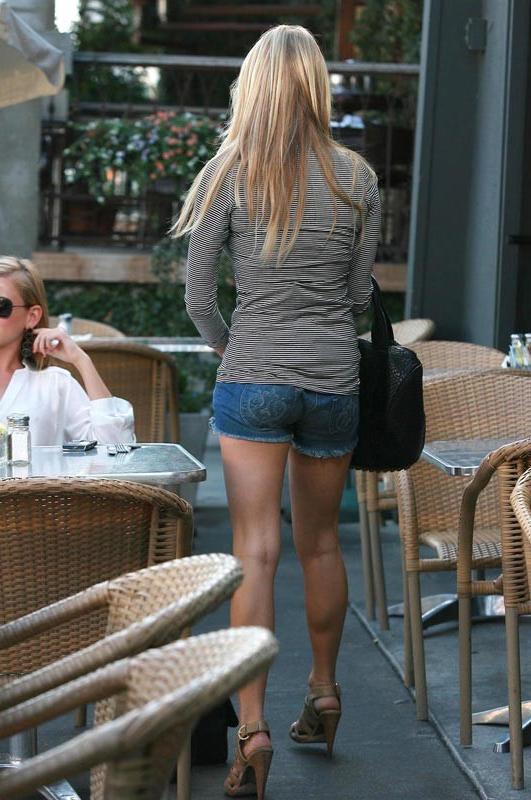 15P Kristin Cavallari ass and caught showing cleavage