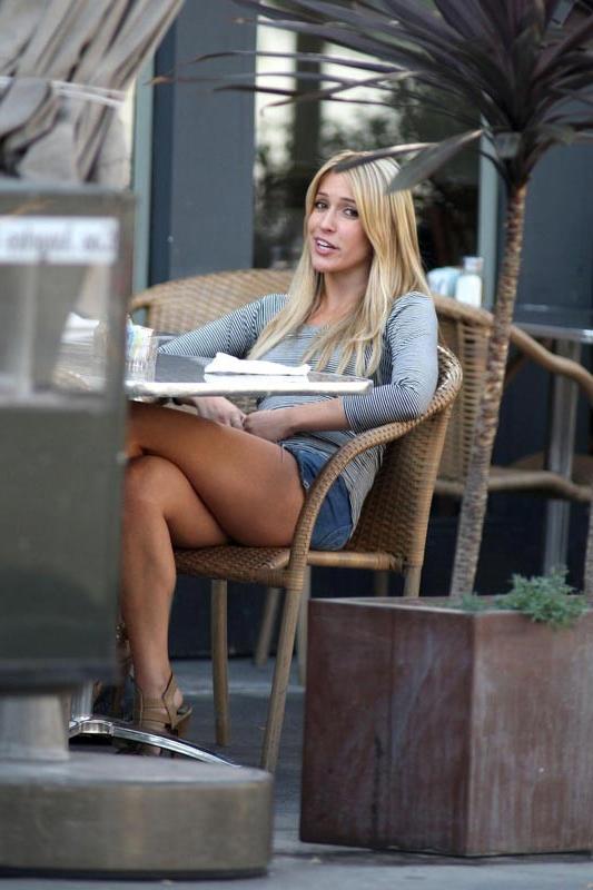 15P Kristin Cavallari ass and caught showing cleavage