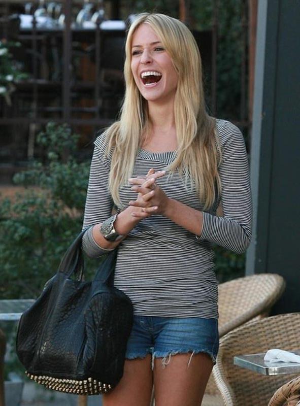 15P Kristin Cavallari ass and caught showing cleavage