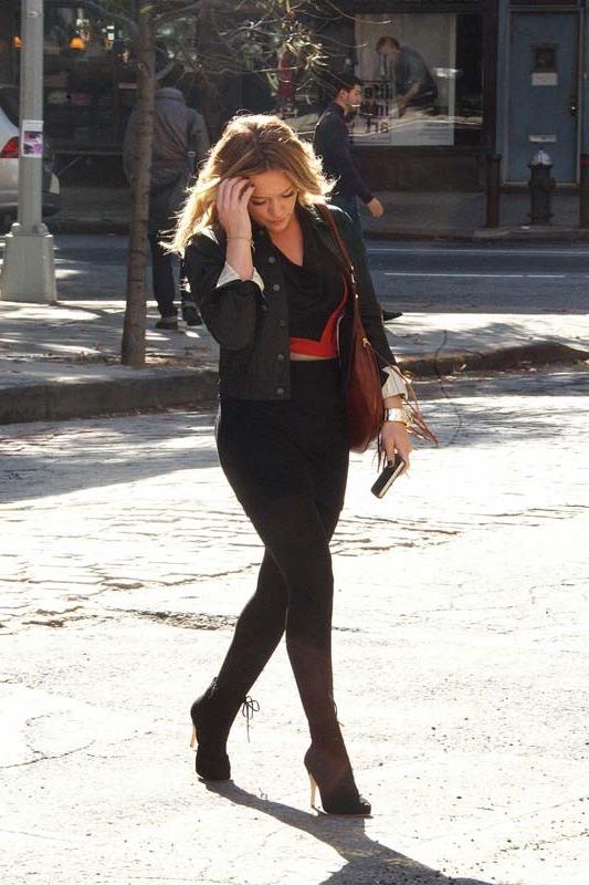 15P Hilary Duff  caught tanning her super cute ass