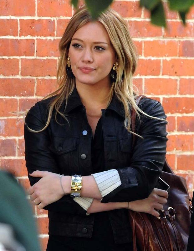 15P Hilary Duff  caught tanning her super cute ass