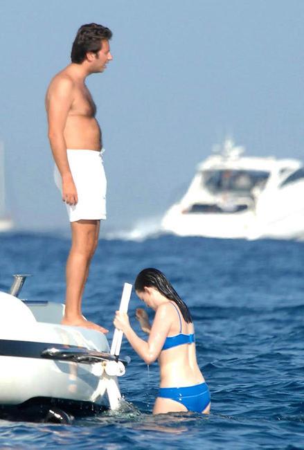 10P Anne Hathaway caught in very sexy bikini