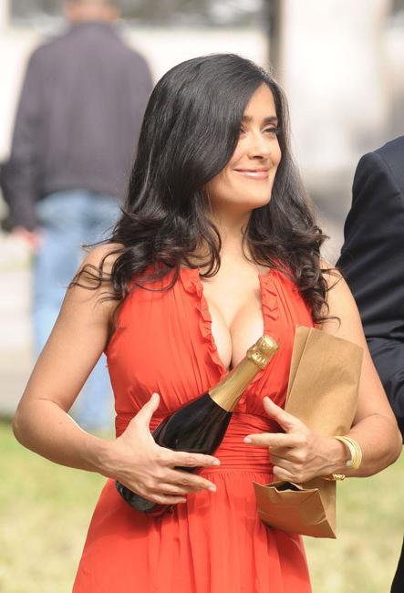 16P Salma Hayek showing her nice milf big boobs