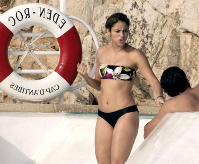 16P Shakira paprazzi caught her in sexiest bikini