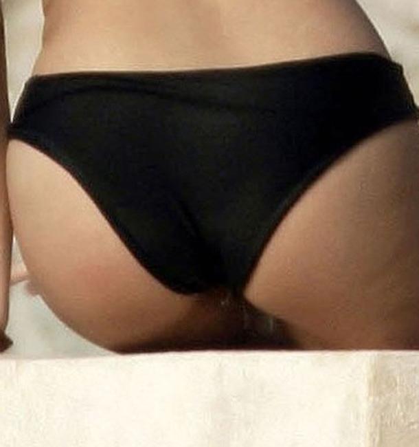 16P Shakira paprazzi caught her in sexiest bikini
