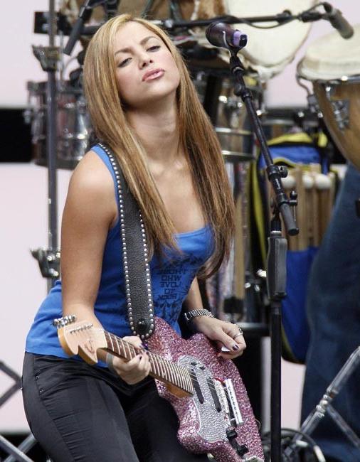 16P Shakira paprazzi caught her in sexiest bikini