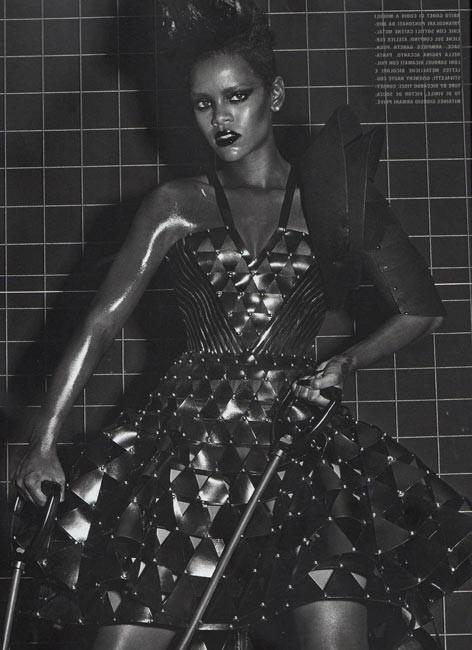 16P Rihanna showing topless for photographs
