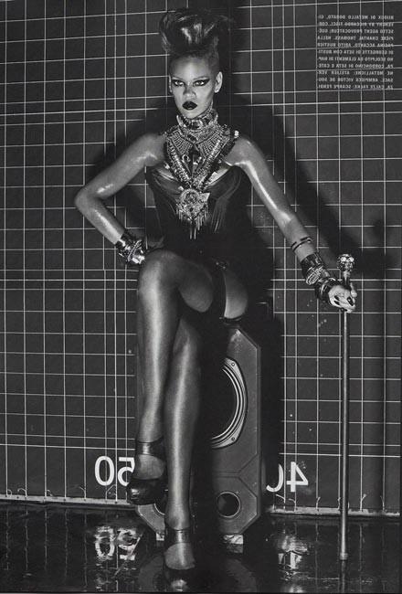 16P Rihanna showing topless for photographs