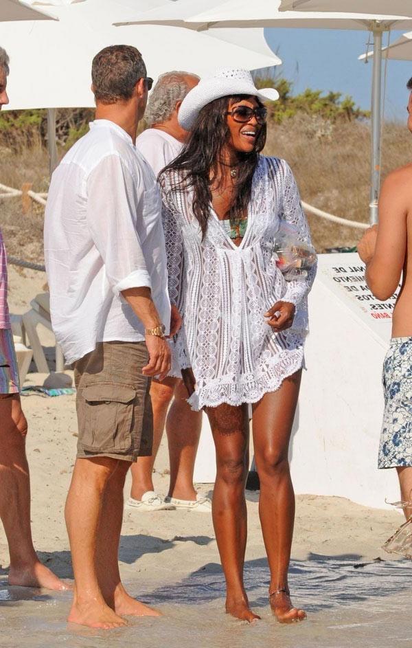 15P Naomi Cambell showing hairy cunt and perky tits