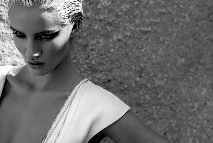 11P Rosie Huntington showing her nice tits in some nude photoshoot