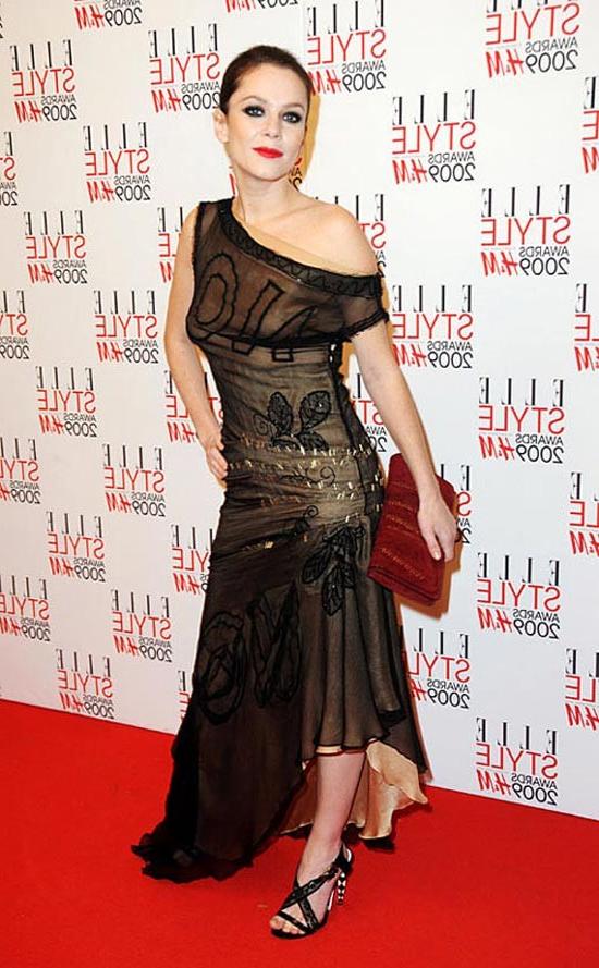 14P Anna Friel showing her nice perky tits