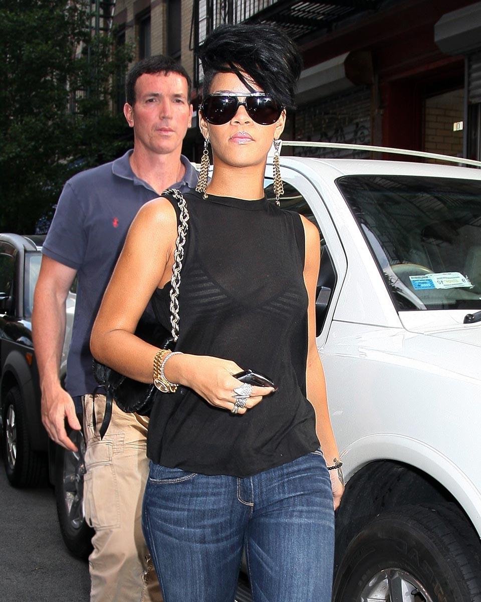 15P Rihanna in nice black dress and caught fully nude