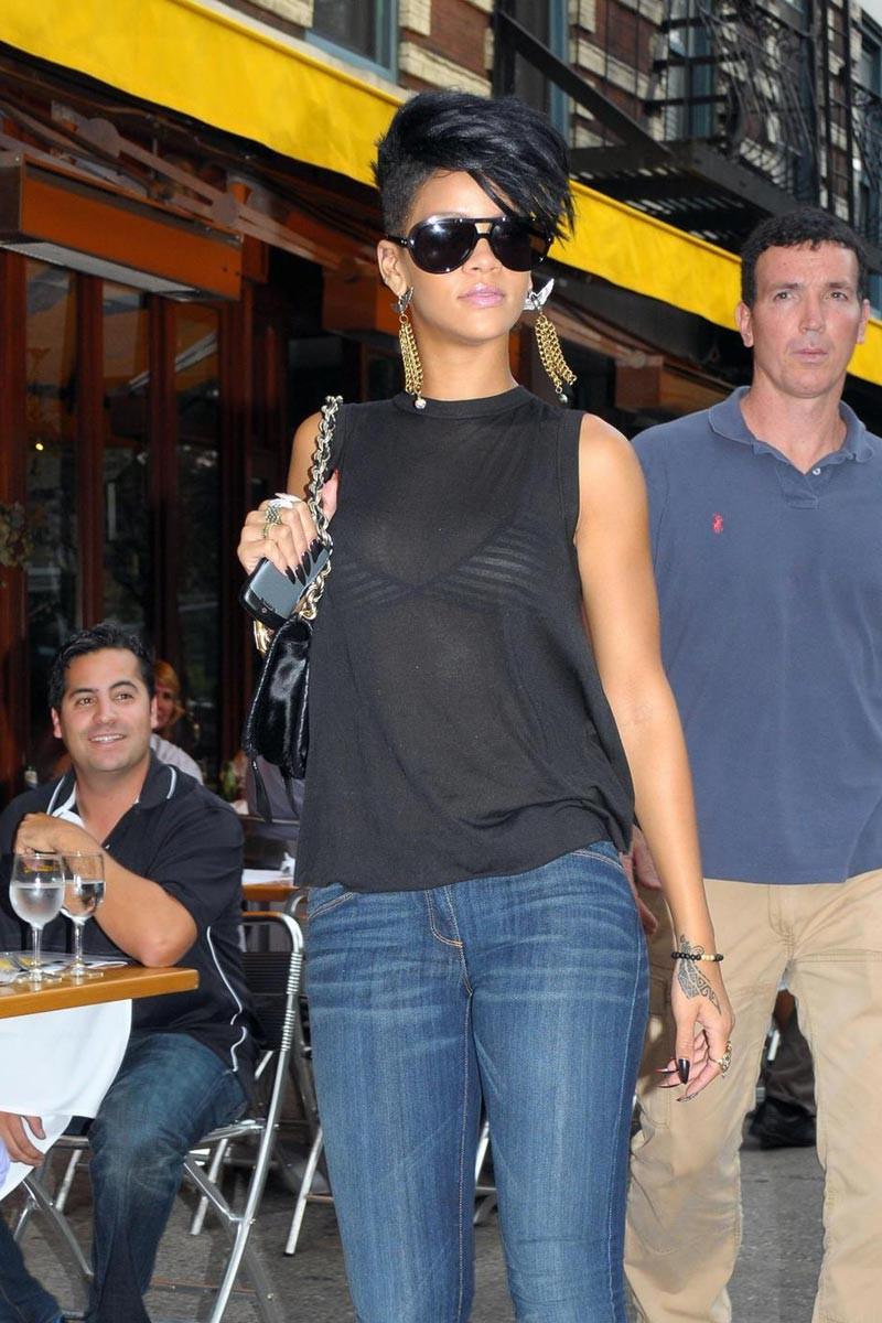 15P Rihanna in nice black dress and caught fully nude