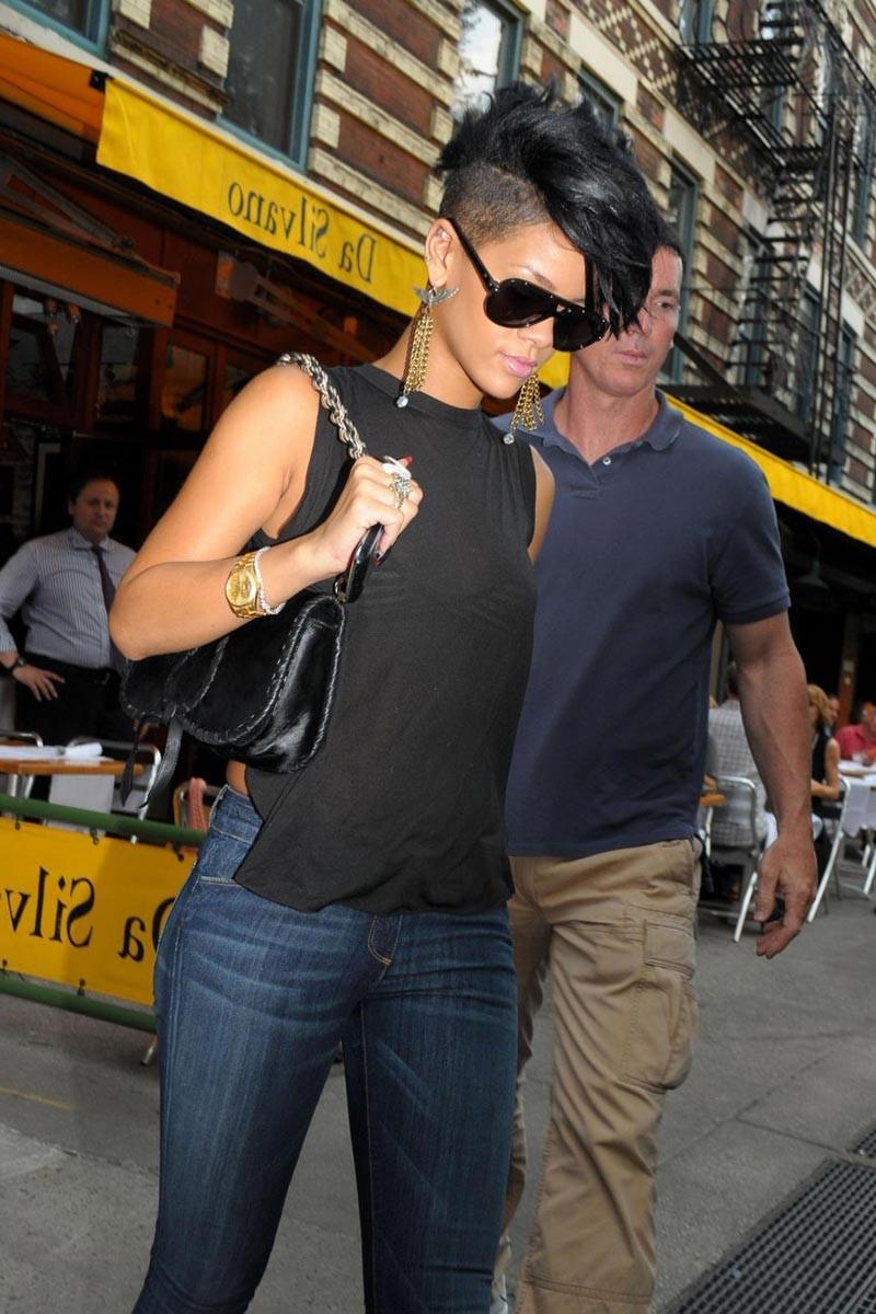 15P Rihanna in nice black dress and caught fully nude