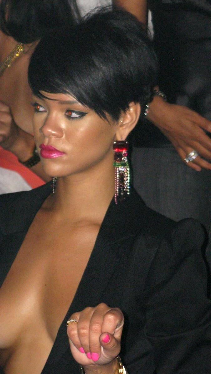 15P Rihanna in nice black dress and caught fully nude