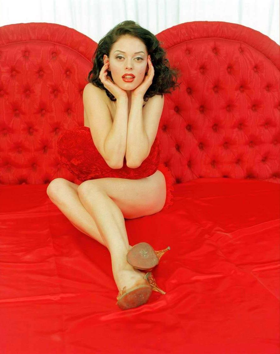 15P Rose McGowan expose her perky tits in sex