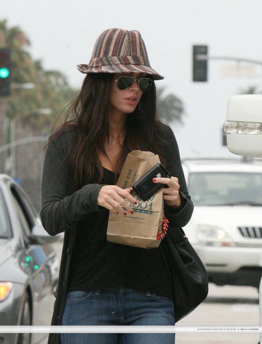 15P Megan Fox smoking hot in bikini and caught nude