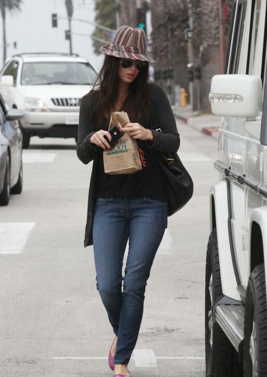 15P Megan Fox smoking hot in bikini and caught nude