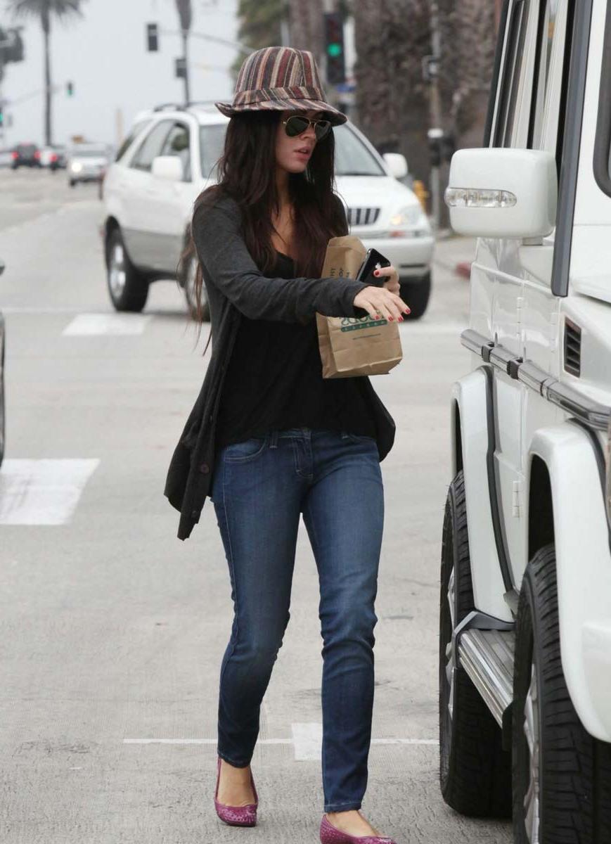 15P Megan Fox smoking hot in bikini and caught nude