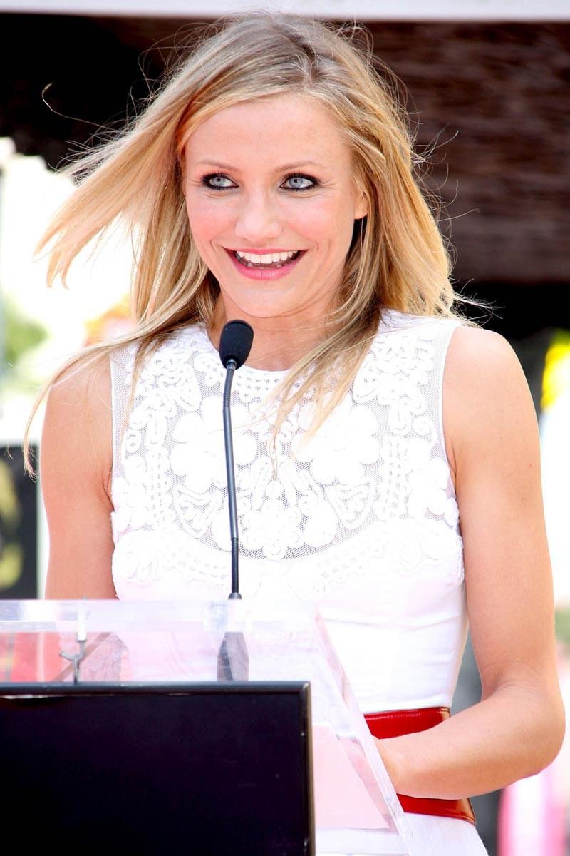15P Cameron Diaz shows her sexiest perky tits