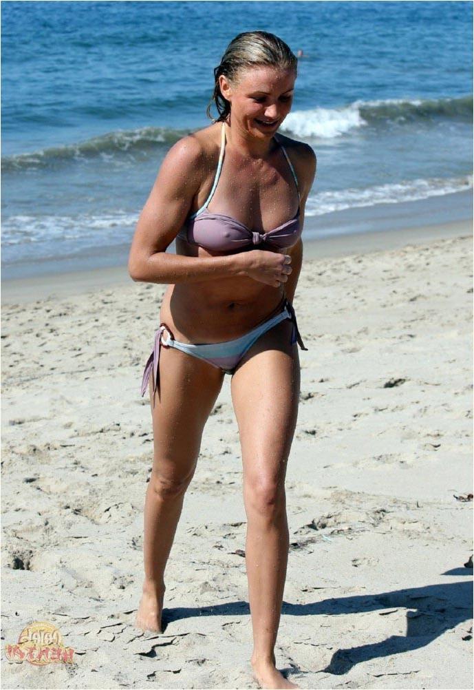 15P Cameron Diaz shows her sexiest perky tits