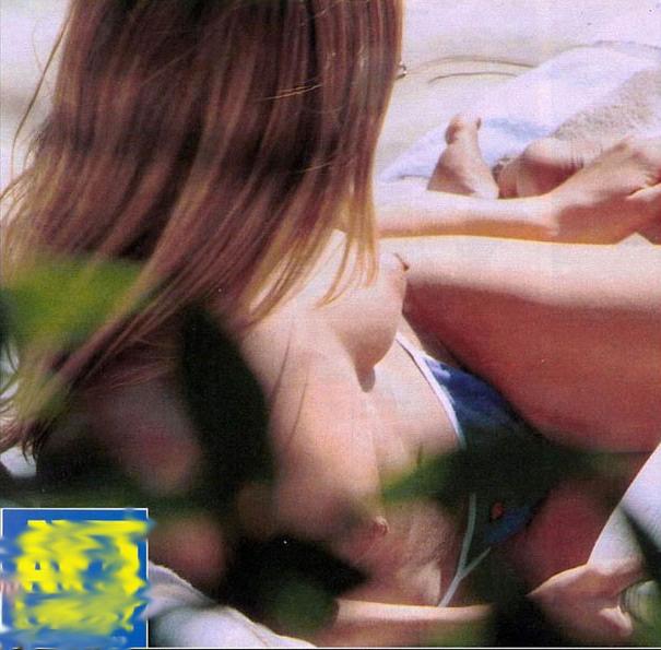 15P Jennifer Aniston paparazzi caught her nude