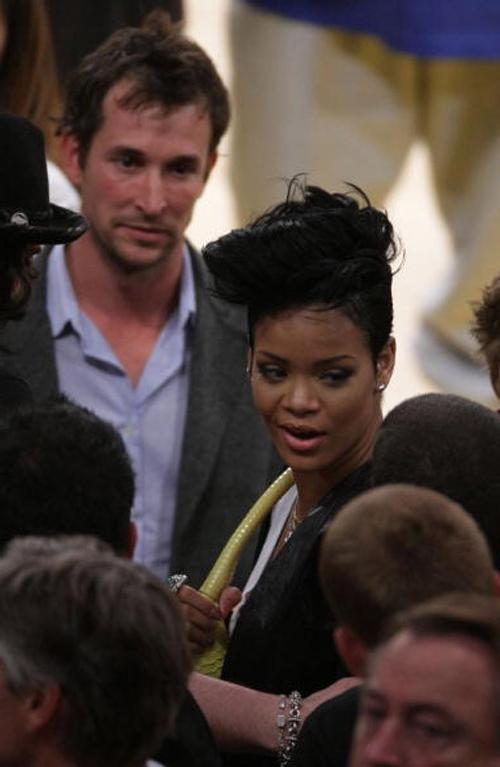 15P Rihanna caught nude and fabulous ass in bikini