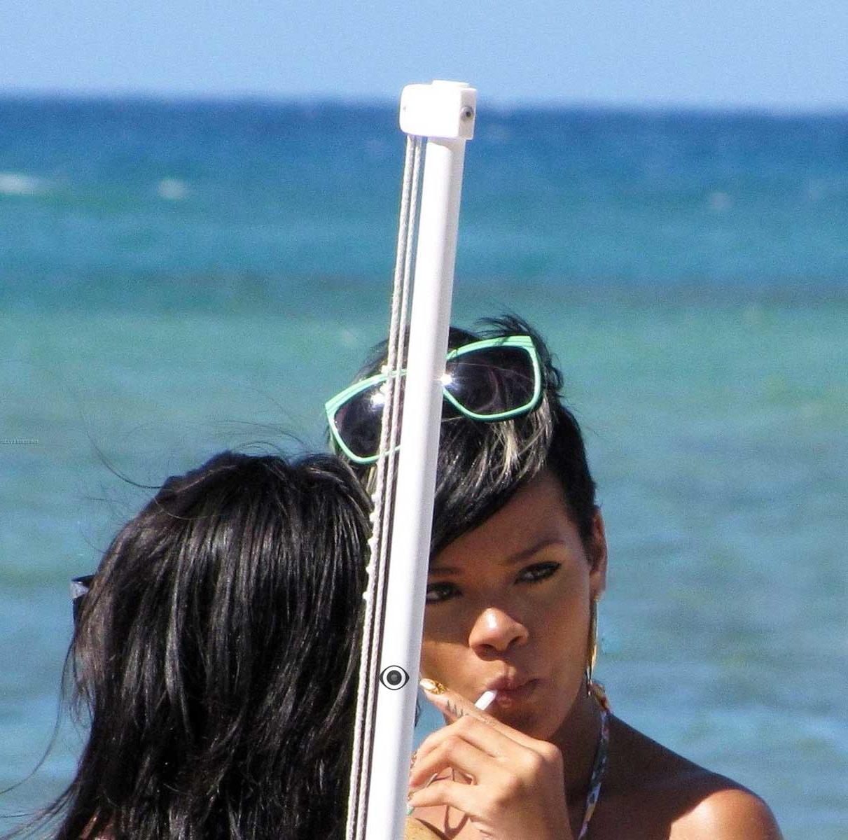 15P Rihanna caught nude and fabulous ass in bikini