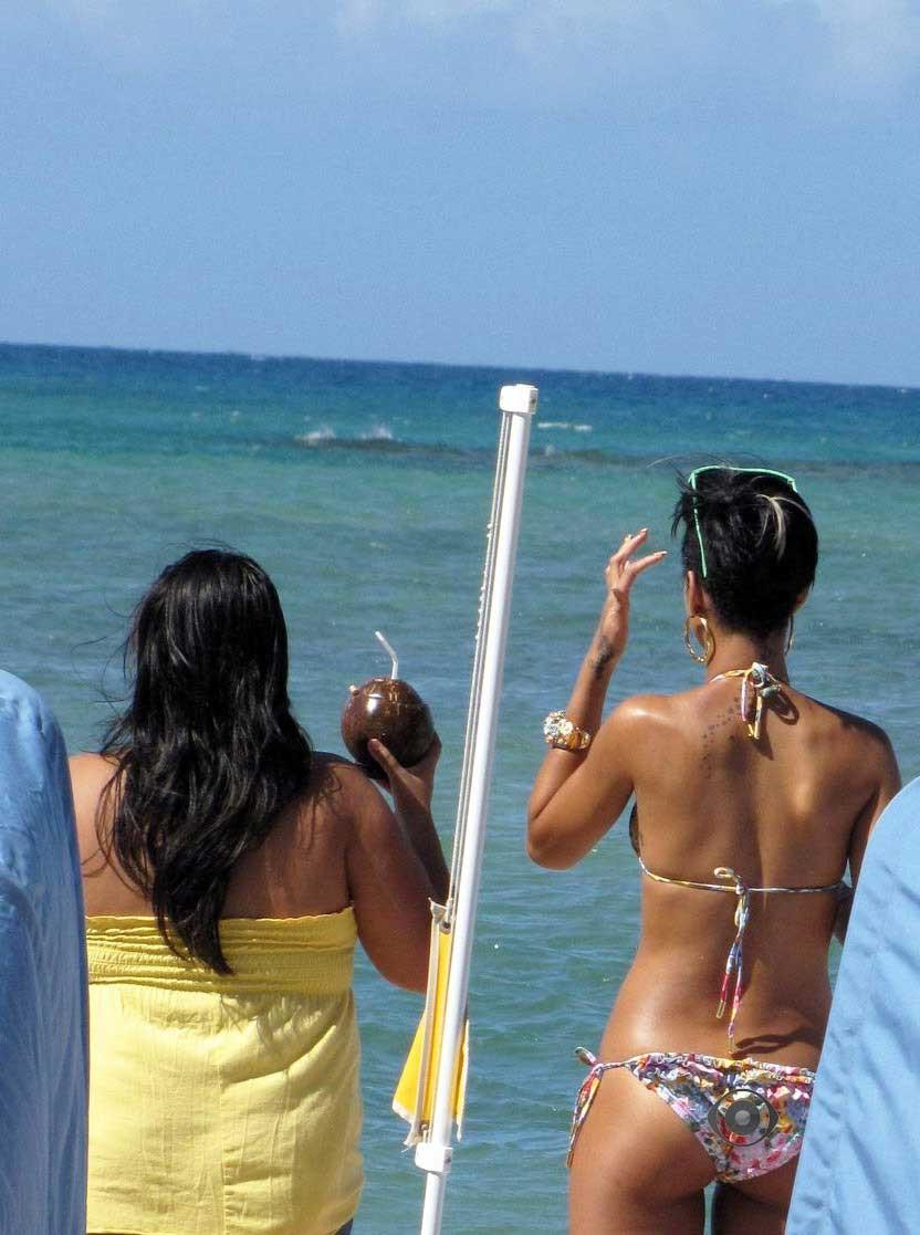 15P Rihanna caught nude and fabulous ass in bikini