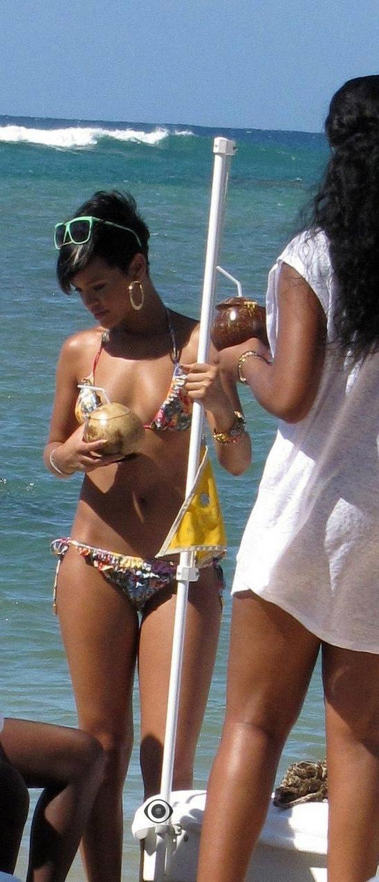 15P Rihanna caught nude and fabulous ass in bikini