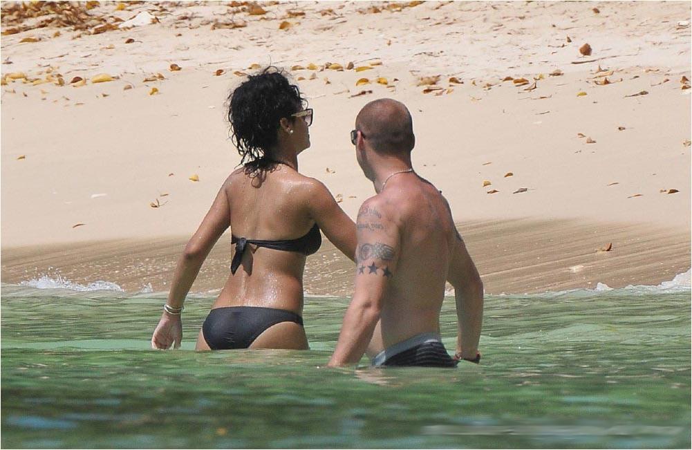 15P Rihanna caught nude and fabulous ass in bikini