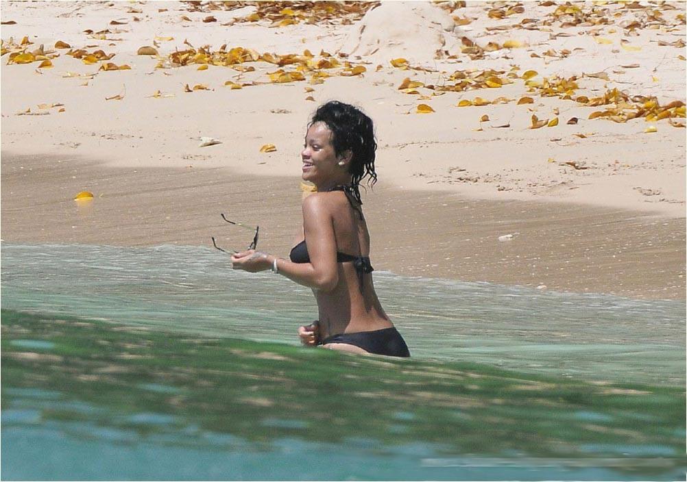 15P Rihanna caught nude and fabulous ass in bikini