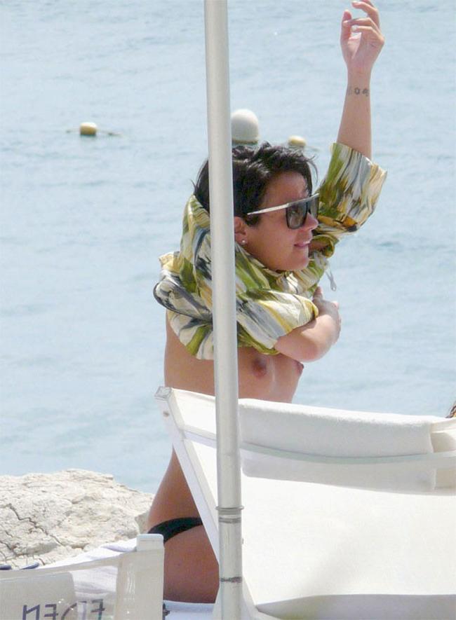 15P Lily Allen paprazzi caught her nude topless