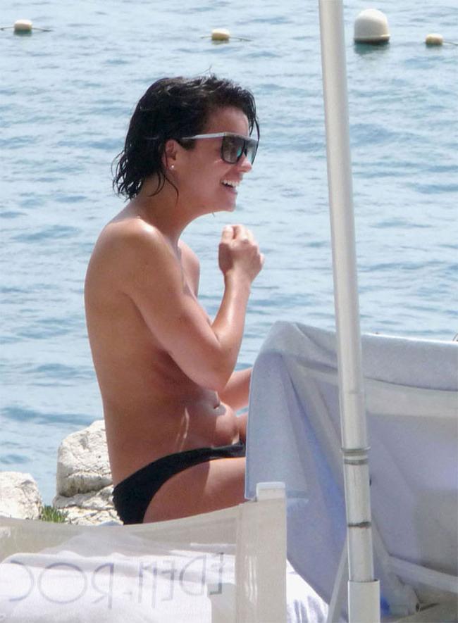 15P Lily Allen paprazzi caught her nude topless