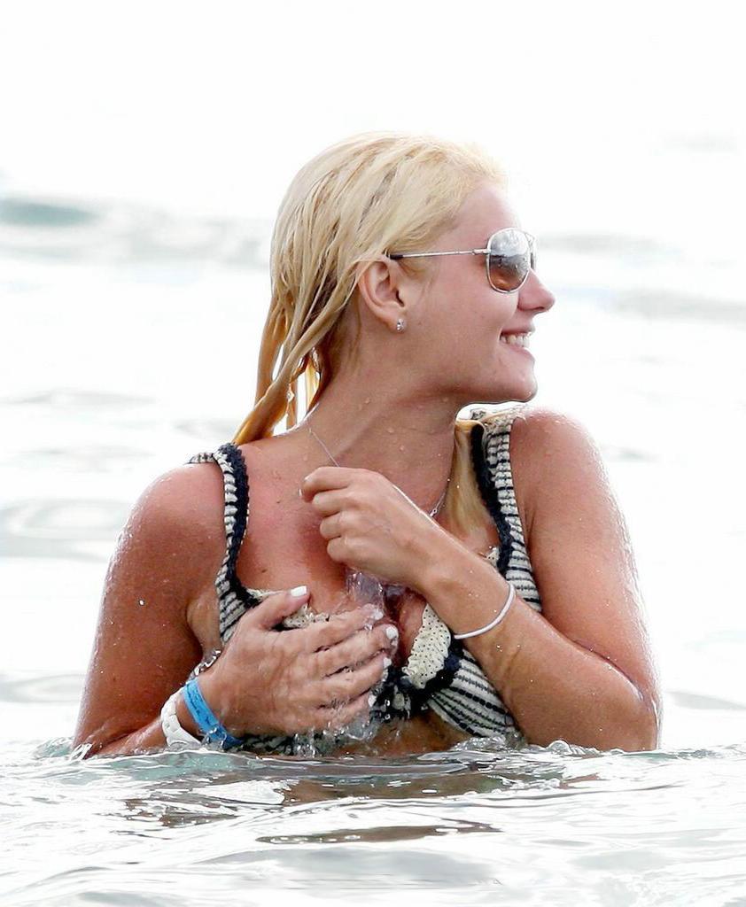 15P Elisha Cuthbert caught slipping a nipple