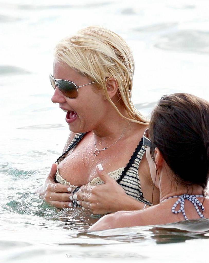 15P Elisha Cuthbert caught slipping a nipple
