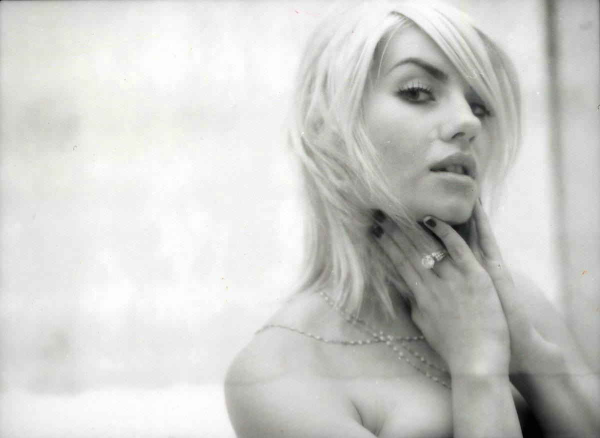 15P Elisha Cuthbert caught slipping a nipple