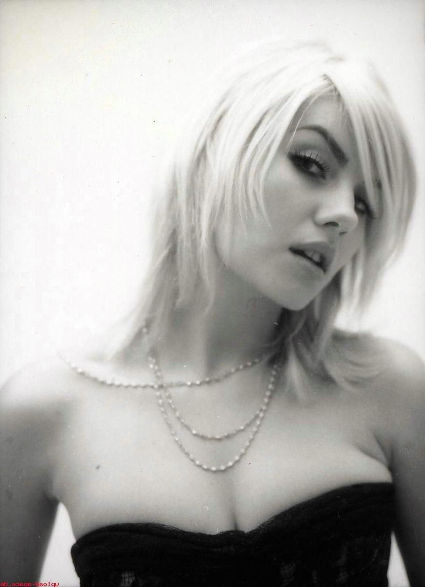 15P Elisha Cuthbert caught slipping a nipple