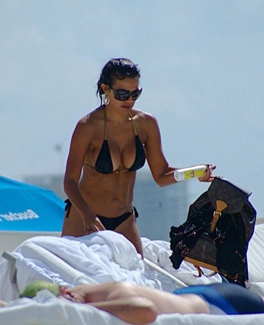 15P Vida Guerra showing big attractive ass in bikini