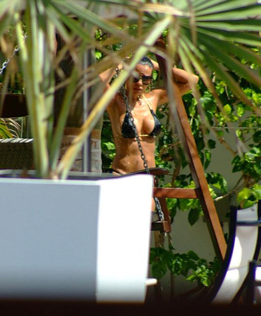 15P Vida Guerra showing big attractive ass in bikini