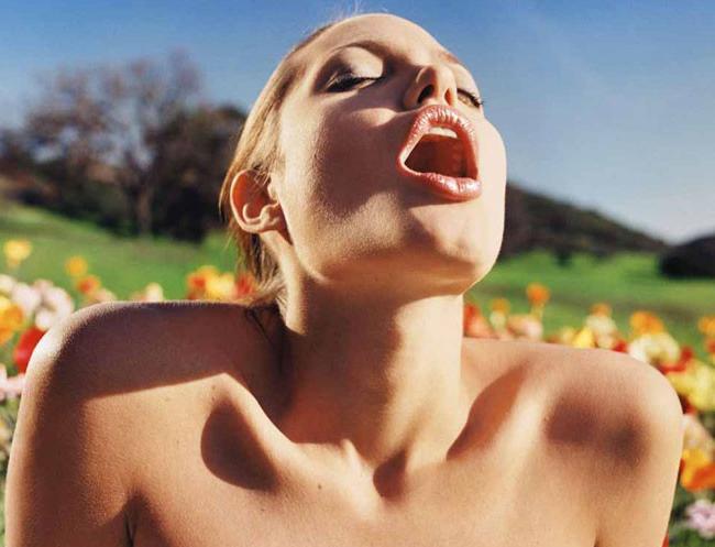 15P Angelina Jolie gorgeous exposed big boobs