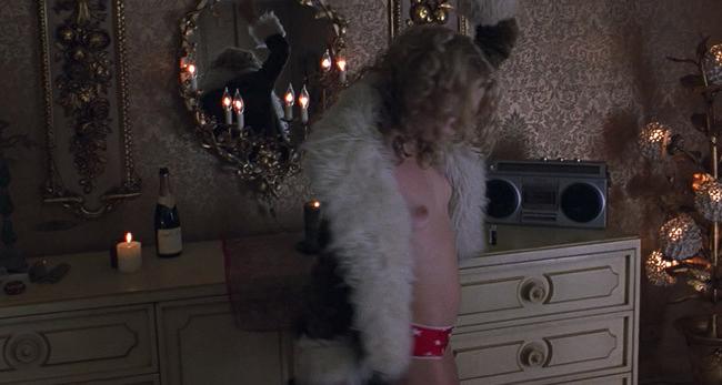 15P Kate Hudson showing great ass and nude perky tits