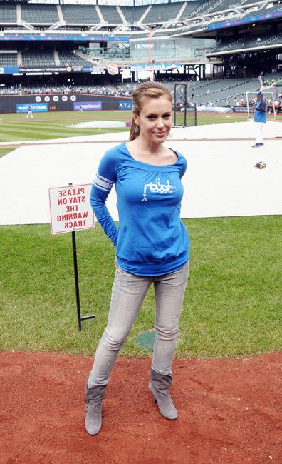 15P Alyssa Milano absolutely sexy sport clothing line