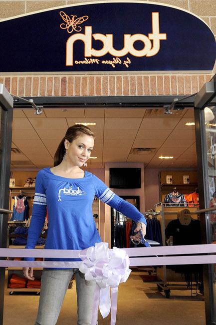 15P Alyssa Milano absolutely sexy sport clothing line