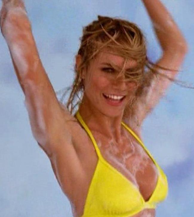 15P Celebrity sweet babe Heidi Klum showing exposed boobs