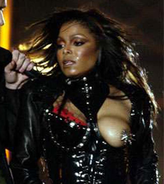 15P Celebrity Janet Jackson showing her hot boobs for paparazzi
