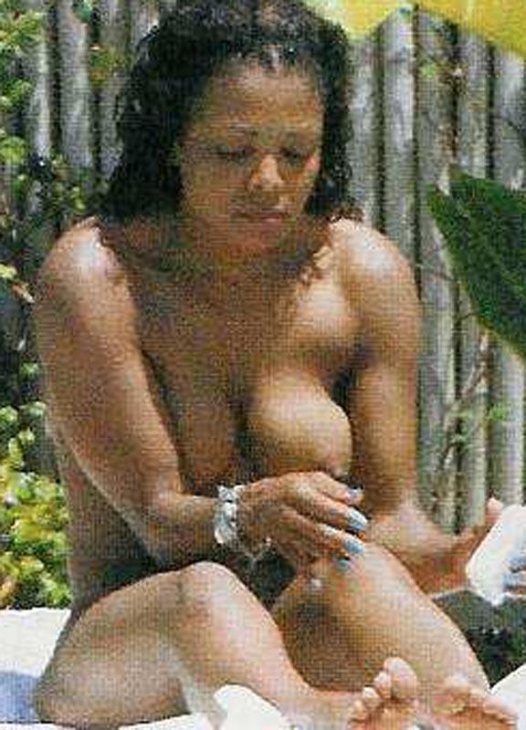 15P Celebrity Janet Jackson showing her hot boobs for paparazzi